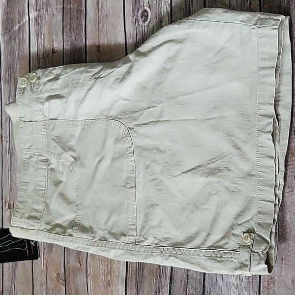 Briggs light tan lightweight shorts with comfort elastic waist and 7.5" inseam - Picture 3 of 11